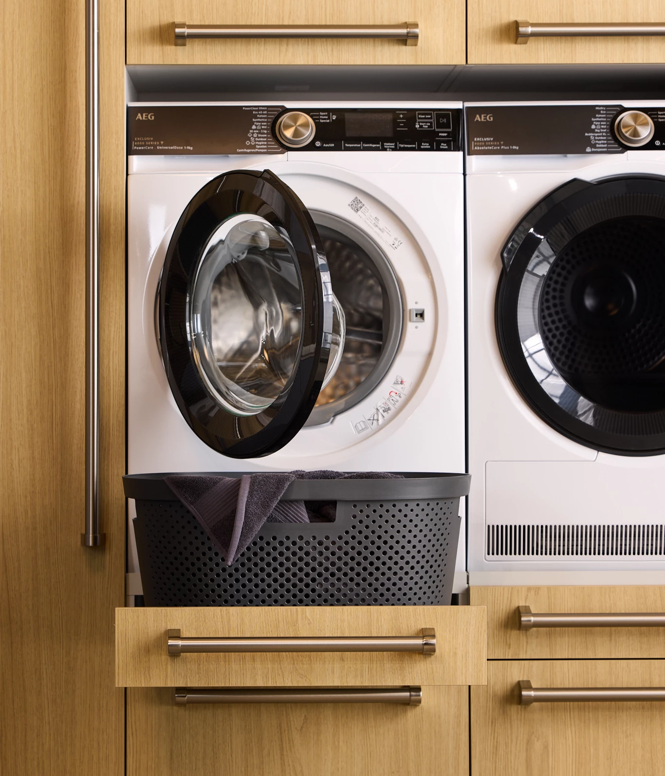 Pull-out laundry basket platform