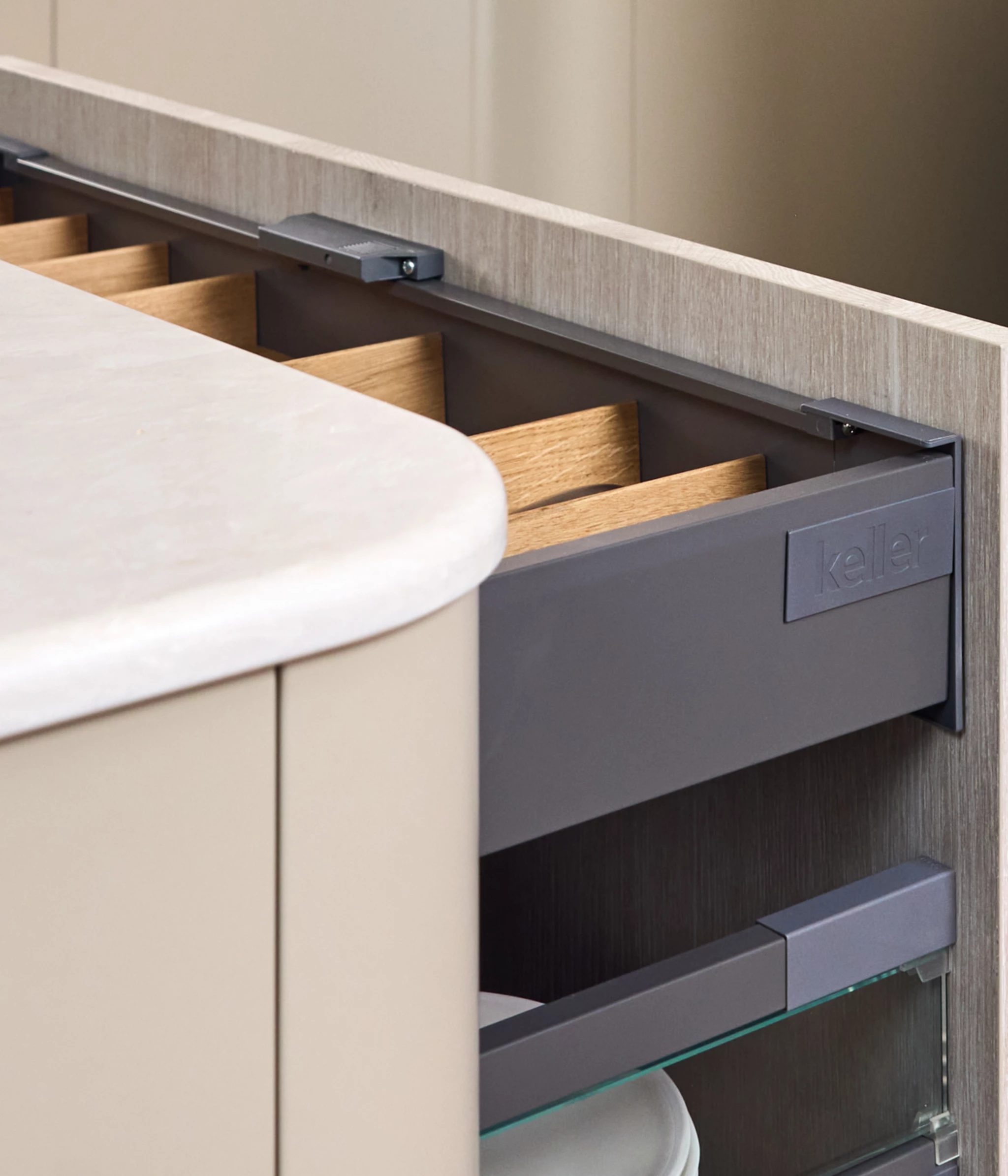 Antaro drawer